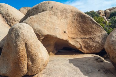 Joshua Tree Ulusal Parkı 'ndaki patika boyunca bir kaya yığını.