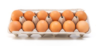Kutudaki kahverengi yumurtalar beyaz arka planda izole edilmiş.