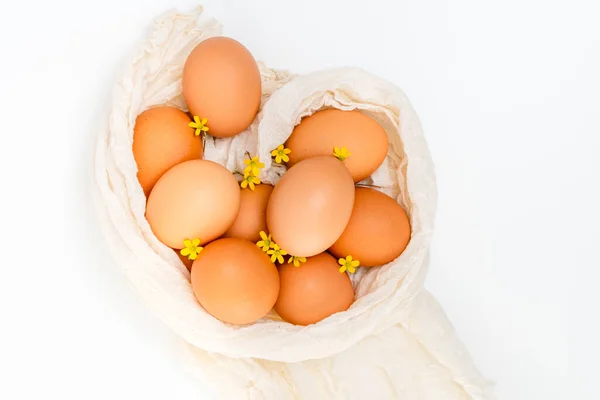 Ovos Castanhos Flores Conceito Ovos Páscoa Fechar Tiro Fundo Branco — Fotografia de Stock