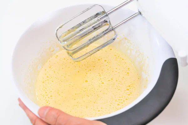 Mescolare Pasta Biscotto Con Miscelatore Elettrico Processo Chiusura Pastella Torta — Foto Stock