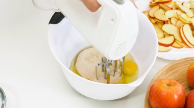 Bisküvi hamuru hazırlama işlemi. Elektrikli karıştırıcı kullanarak yumurta ve şeker çırpıyorsun..