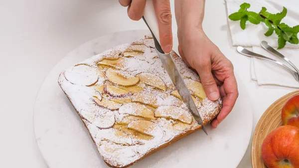 Appeltaart Verse Appel Koekje Close Witte Achtergrond Vrouw Snijdt Taart — Stockfoto