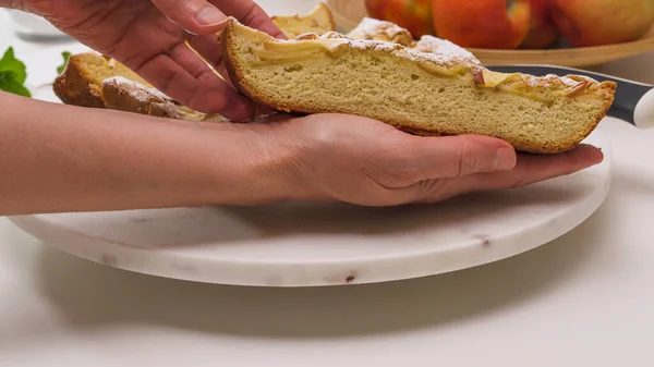 Taze Pişmiş Yapımı Lezzetli Elmalı Turta Beyaz Mutfak Masasındaki Servis — Stok fotoğraf