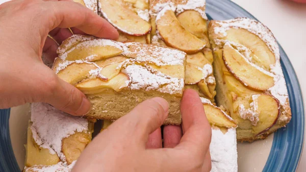 Plakken Appeltaart Close Een Bord Vrouw Handen Uitzicht Van Boven — Stockfoto