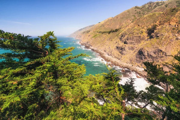 加州海岸线拉格角的大苏尔以柏树为框架的悬崖和太平洋景观 — 图库照片
