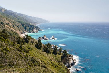 Big Sur, dramatik manzarası ile ünlü popüler bir turistik yerdir. Pasifik Okyanusu ve yerli Sekoya Ormanı 'nın çarpıcı manzarası..