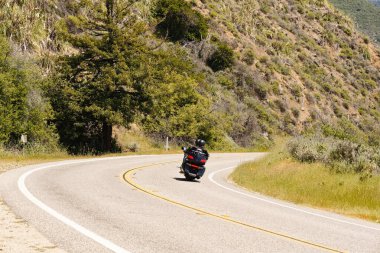 1. Kaliforniya Eyalet Yolu. Big Sur, Monterey ilçesi. Dağlardan ve kızılderili ormanlarından geçerek.