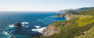 Big Sur, Monterey County, Kaliforniya. Dramatik manzarasıyla ünlü popüler bir turistik mekan. Pasifik Okyanusu 'nun panoramik manzarası, Rocky uçurumları Sekoya Ormanı' na adanmıştır..