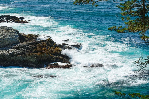 Чудовий Морський Плащ Бірюзовий Кольоровий Океан Скелясті Скелі Big Sur — стокове фото