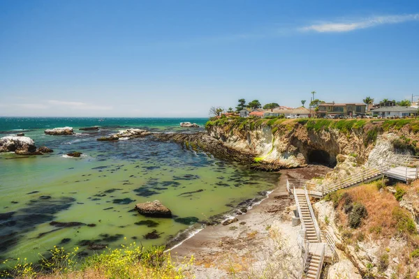 美国加利福尼亚州皮斯莫海滩 Pismo Beach 2020年5月15日 位于美丽的加州中央海岸皮斯莫海滩 Pismo Beach 的海滩入口 低潮时岩石悬崖峭壁的令人震惊的景象 — 图库照片