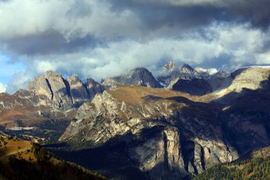 Dolomitler, İtalya ve Avrupa 'da sonbahar sonu manzarası