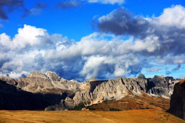 Dolomitler, İtalya ve Avrupa 'da sonbahar sonu manzarası