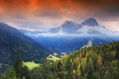 Dolomitler, İtalya ve Avrupa 'da sonbahar sonu manzarası
