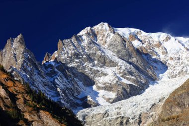 Mont Blanc (4810 m) Courmayeur, Avrupa Alpleri gördüm