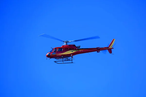 Helicóptero de resgate de montanha — Fotografia de Stock