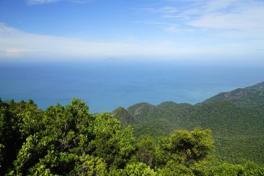 Panoramik mavi gökyüzü deniz ve dağ teleferik bakış açısıyla, Langkawi, Malezya gördüm