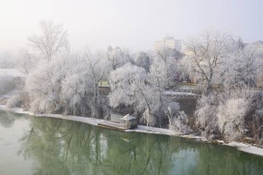 Kış nehir manzarası