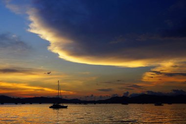 Günbatımı Langkawi Adası üzerinde ışık