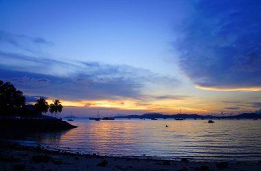 Günbatımı Langkawi Adası üzerinde ışık