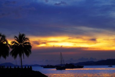 Günbatımı Langkawi Adası üzerinde ışık