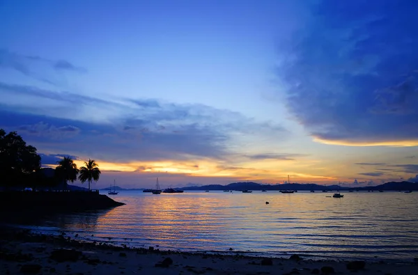 Luz do pôr do sol sobre a Ilha Langkawi — Fotografia de Stock