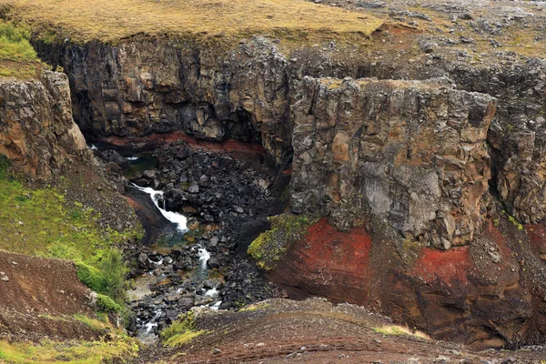 亨吉福斯瀑布是冰岛第三高的瀑布 周围是基底层 基底层之间有红色的黏土层 — 图库照片