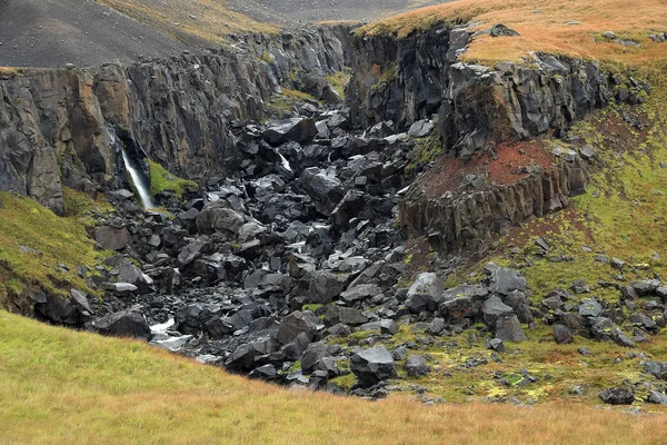 亨吉福斯瀑布是冰岛第三高的瀑布 周围是基底层 基底层之间有红色的黏土层 — 图库照片