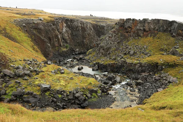 Hengifosský Kaňon Hengifossovým Vodopádem Třetí Nejvyšší Vodopád Islandu Obklopen Čedičovými — Stock fotografie