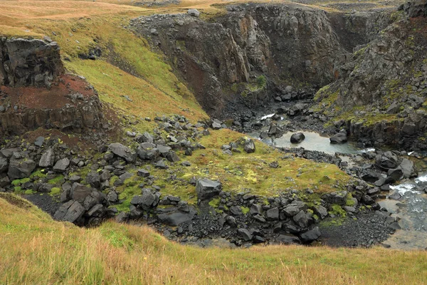 Hengifoss Kanyon Hengifoss Vízeséssel Izland Harmadik Legmagasabb Vízesését Bazaltrétegek Veszik — Stock Fotó