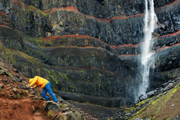 ヘンギフォスの滝のあるヘンギフォス峡谷は アイスランドで3番目に高い滝で 玄武岩層の間に赤い粘土層がある玄武岩層に囲まれています — ストック写真