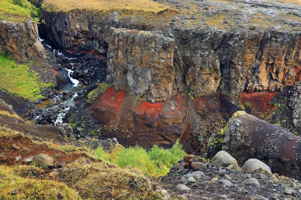 Hengifoss Kanyon Hengifoss Vízeséssel Izland Harmadik Legmagasabb Vízesését Bazaltrétegek Veszik — Stock Fotó