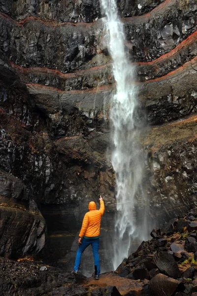 Водопад Хенгифосс Третий Величине Водопад Исландии Окружен Базальтовыми Пластами Красными — стоковое фото