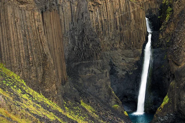 Hengifoss Waterfall Islands Tredje Högsta Vattenfall Omges Basaltiska Skikt Med — Stockfoto