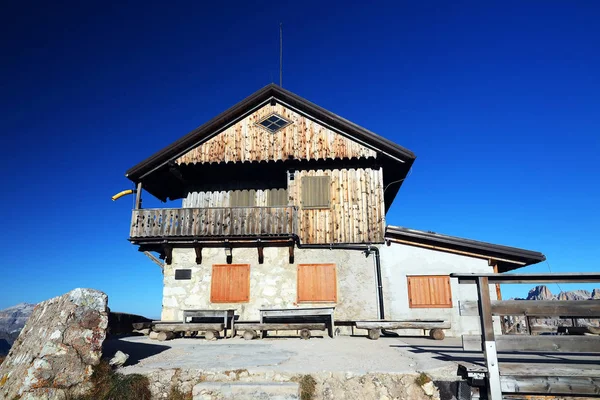 建于1883年的Rifugio Nuvolau山小屋是多洛美兹山脉中最古老的避难所 建于意大利努沃卢山顶 2575米 位于欧洲 — 图库照片