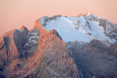 Marmolada Tepesi üzerinde renkli gündoğumu - 3343 metre, İtalya 'nın Dolomitler bölgesindeki en yüksek dağ.