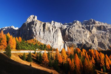Passo Gardena 'da sonbahar manzarası, Güney Tyrol, Dolomitler, İtalya