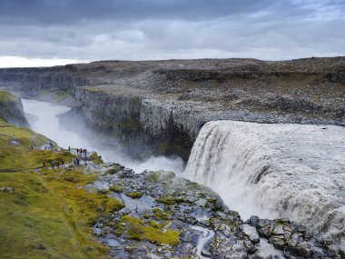 İzlanda 'nın kuzeydoğu bölgesindeki Dettifoss şelalesinde inanılmaz manzaralar. Dettifoss, Avrupa 'nın en güçlü şelalesi olarak bilinen Vatnajokull Ulusal Parkı' ndaki bir şelaledir..