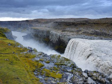 İzlanda 'nın kuzeydoğu bölgesindeki Dettifoss şelalesinde inanılmaz manzaralar. Dettifoss, Avrupa 'nın en güçlü şelalesi olarak bilinen Vatnajokull Ulusal Parkı' ndaki bir şelaledir..