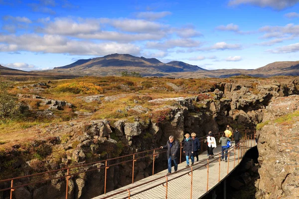 Turyści Odwiedzający Park Narodowy Pingvellir Islandia Europa — Zdjęcie stockowe