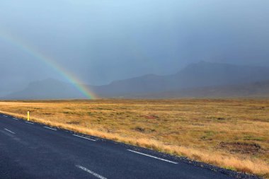 1. Yol veya Çevre Yolu (Hringvegur), adanın etrafında uzanan ve İzlanda, Avrupa 'da popüler turistik merkezleri birbirine bağlayan ulusal yol.
