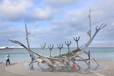 Güneş Voyager, Reykjavik 'in ikonik sembolü: Reykjavik, İzlanda' daki deniz kıyısındaki Viking gemisinin paslanmaz çelik heykeli