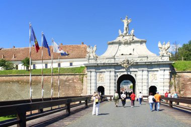 Transilvanya, Romanya ve Avrupa 'nın ünlü simgesi Alba Iulia Ortaçağ Kalesi' ni ziyaret eden turistler