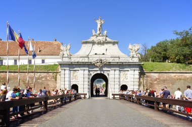 Transilvanya, Romanya ve Avrupa 'nın ünlü simgesi Alba Iulia Ortaçağ Kalesi' ni ziyaret eden turistler