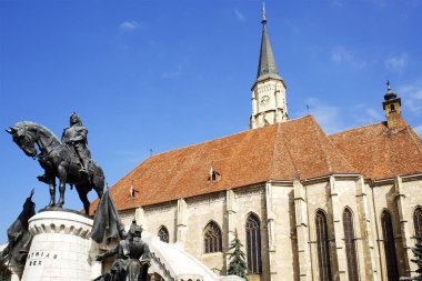 saint michael Kilisesi olduğunu Gotik tarzı Roma Katolik Katedrali Cluj, 1442-1447.statue Kral mathias (matyas, matei, corvinus tamamlandı Transylvania'da, Romanya, ikinci en büyük Kilisesi)