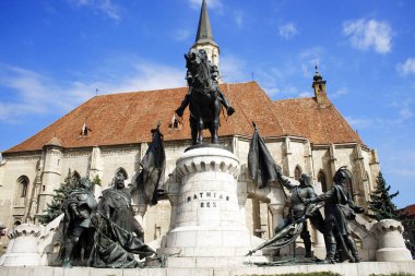 saint michael Kilisesi olduğunu Gotik tarzı Roma Katolik Katedrali Cluj, 1442-1447.statue Kral mathias (matyas, matei, corvinus tamamlandı Transylvania'da, Romanya, ikinci en büyük Kilisesi)
