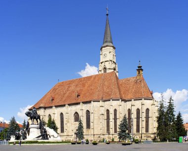 saint michael Kilisesi olduğunu Gotik tarzı Roma Katolik Katedrali Cluj, 1442-1447.statue Kral mathias (matyas, matei, corvinus tamamlandı Transylvania'da, Romanya, ikinci en büyük Kilisesi)