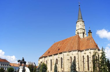 saint michael Kilisesi olduğunu Gotik tarzı Roma Katolik Katedrali Cluj, 1442-1447.statue Kral mathias (matyas, matei, corvinus tamamlandı Transylvania'da, Romanya, ikinci en büyük Kilisesi)