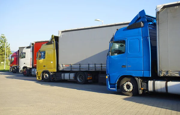 Chauffeurs Rusten Een Parkeerplaats Voor Vrachtwagens Roemenië Europa — Stockfoto