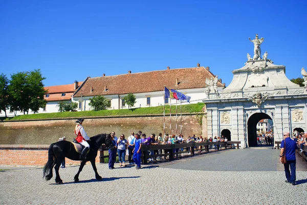 Los Turistas Que Visitan Alba Iulia Fortaleza Medieval Famoso Hito — Foto de Stock