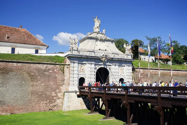 Los Turistas Que Visitan Alba Iulia Fortaleza Medieval Famoso Hito —  Fotos de Stock